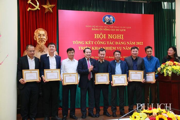 Đảng ủy Tổng cục Du lịch tặng Giấy khen cho 21 đảng viên hoàn thành xuất sắc nhiệm vụ